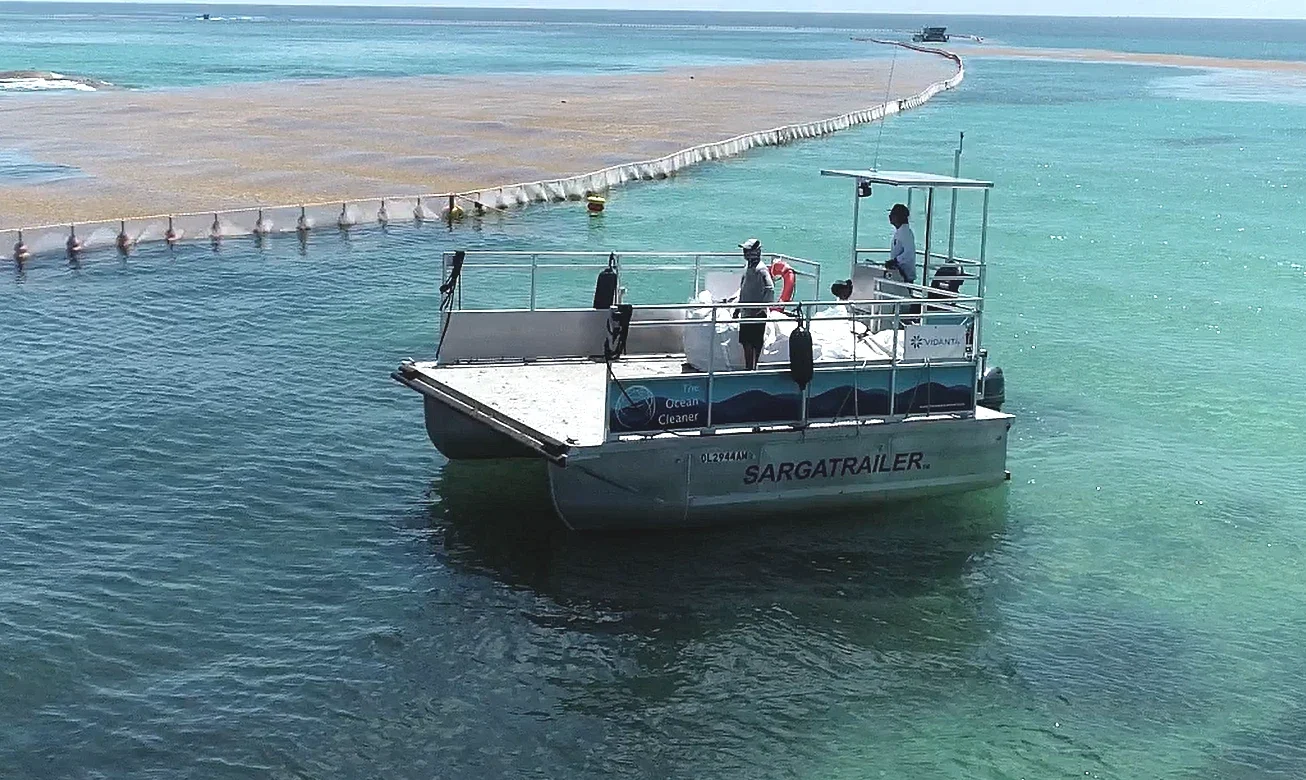sargassum harvesting trailer boat | Bateau-transporteur-sargasses-Sargassum-Defense-Consulting